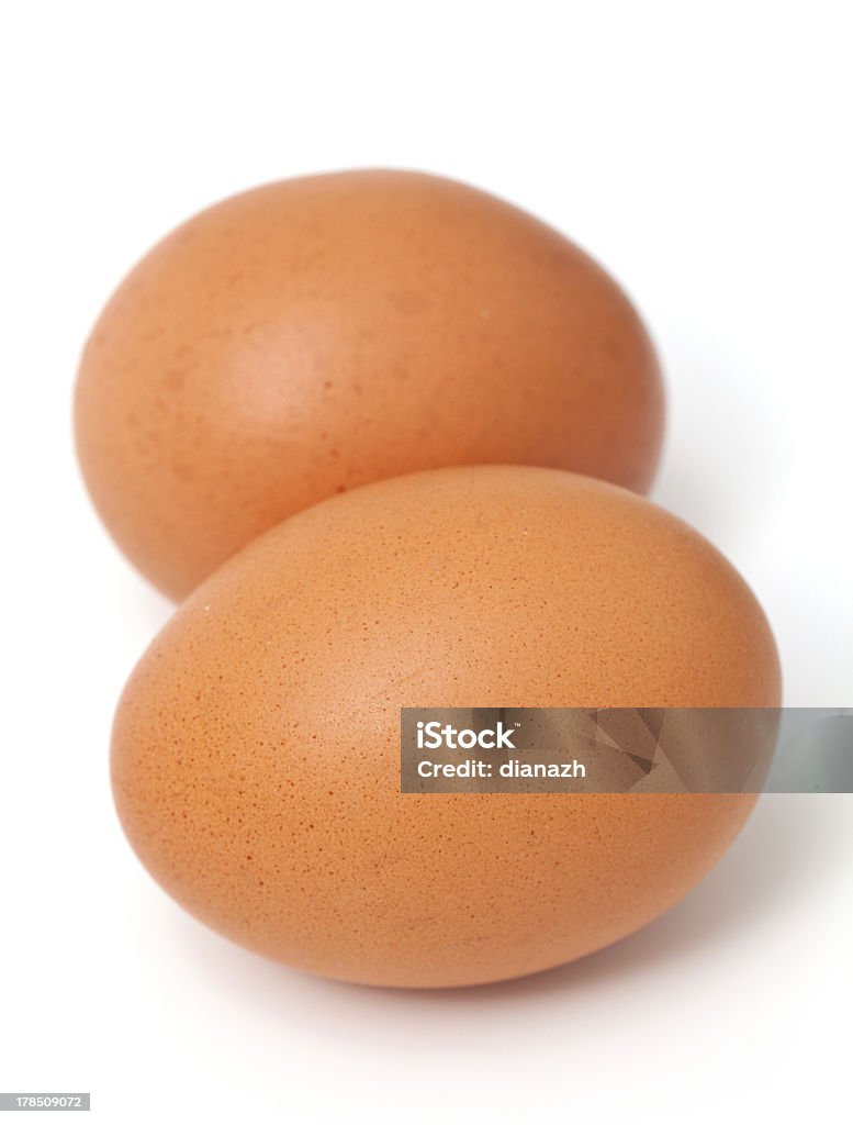 Dwa jaja na biały - Zbiór zdjęć royalty-free (Artykuły spożywcze)