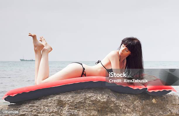 Mujer Joven En Silvestre Rocky Seashore Foto de stock y más banco de imágenes de 20 a 29 años - 20 a 29 años, 20-24 años, Acostado