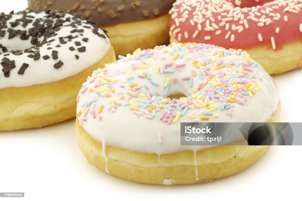 Variados donuts com glacê com confeitos coloridos - Foto de stock de Assado no Forno royalty-free