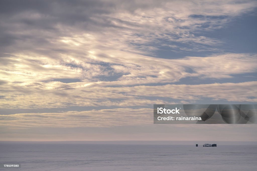 Eisfischen Solitaire bei Sonnenaufgang am zugefrorenen Lake - Lizenzfrei Abgeschiedenheit Stock-Foto