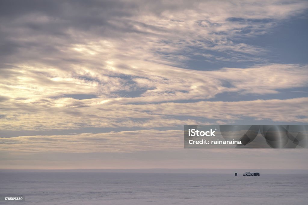 Pêche sur la glace Solitaire au lever du soleil sur le lac gelé - Photo de Activité de plein air libre de droits