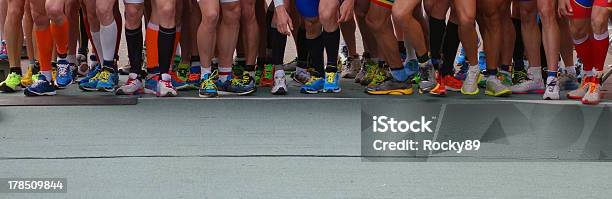 Foto de Correr Uma Maratona e mais fotos de stock de Maratona - Maratona, Linha de Largada, A caminho