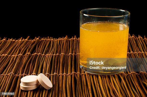 Foto de Pílulas Vitaminas Solúveis Em Água e mais fotos de stock de Analgésico - Analgésico, Antibiotico, Bebida