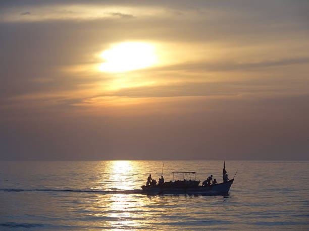 sundown at 콜바 - colva beach 뉴스 사진 이미지