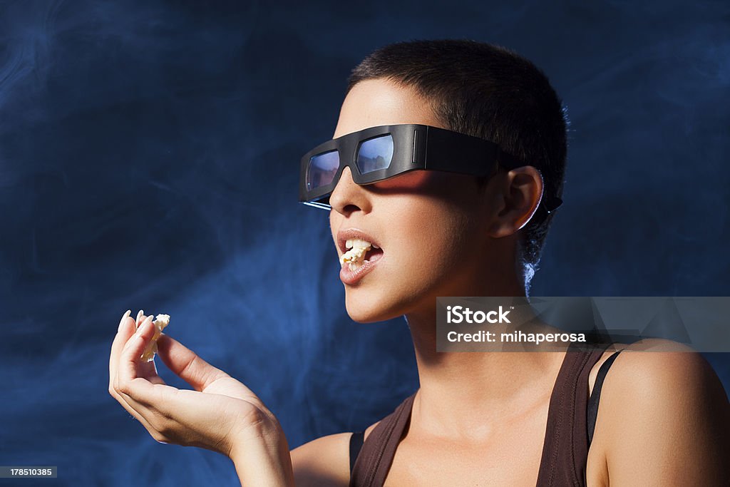 Filme 3D com efeitos especiais Blue Fog- mulher no Cinema - Foto de stock de Modelo profissional royalty-free