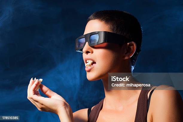 3 D Filme Com Efeitos Especiais Fog Mulher Em Cinema Azul - Fotografias de stock e mais imagens de Modelo - Ocupação