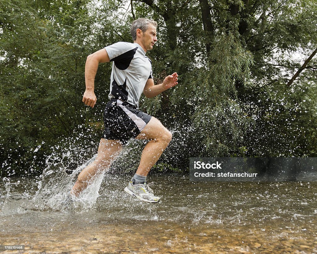 streambed trailrunning attraverso - Foto stock royalty-free di Acqua