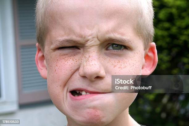 Niño Con Una Expresión Popeye Foto de stock y más banco de imágenes de Cara humana - Cara humana, Distorsionado, Acoso escolar