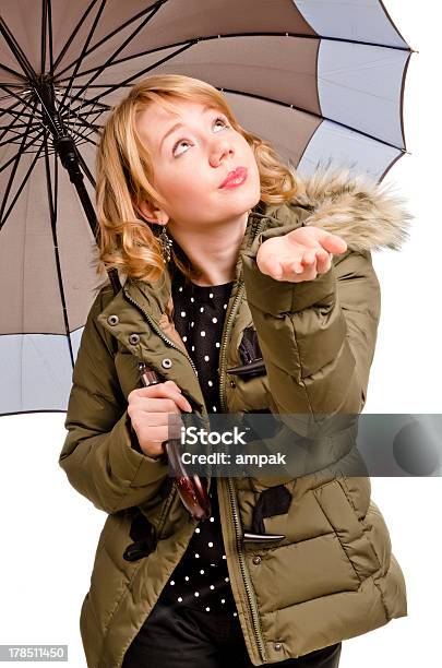 Junge Frau Mit Regenschirm Stockfoto und mehr Bilder von Abschirmen - Abschirmen, Atelier, Attraktive Frau