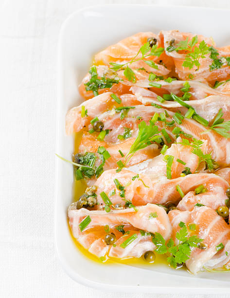 carpaccio de salmão, peixe fresco marinado em fatias - food salmon chervil chive - fotografias e filmes do acervo