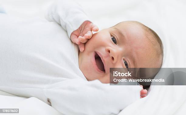 Nuovo Nato Bambino Sorridente Sdraiato A Su Un Lettino - Fotografie stock e altre immagini di Accudire