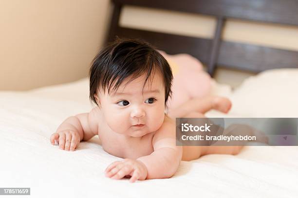 귀여운 아기 살색 아시아판 여자아이 라잉 위 On 침대 0-11 개월에 대한 스톡 사진 및 기타 이미지 - 0-11 개월, 2-5 개월, 6-11 개월