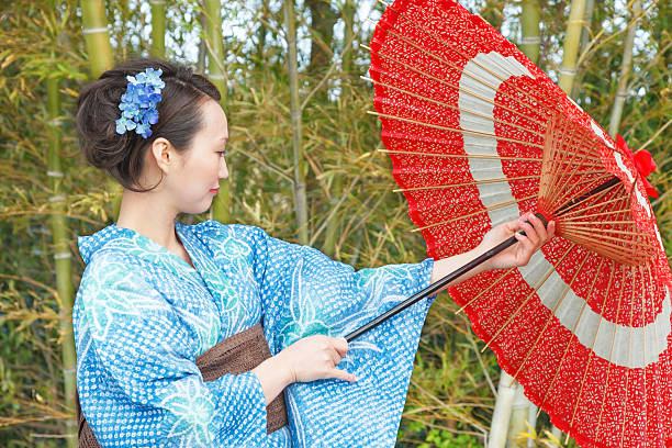 アジアの竹林の着物を持つ女性 - parasol umbrella asian ethnicity asian culture ストックフォトと画像