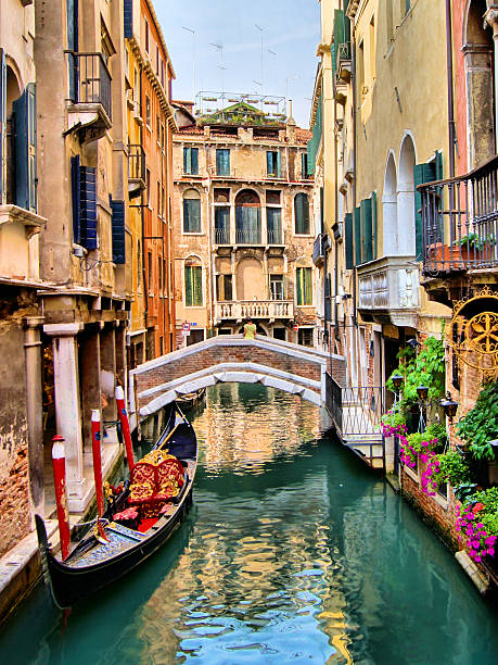 hermoso paisaje góndola, con canal de venecia, italia - venitian fotografías e imágenes de stock