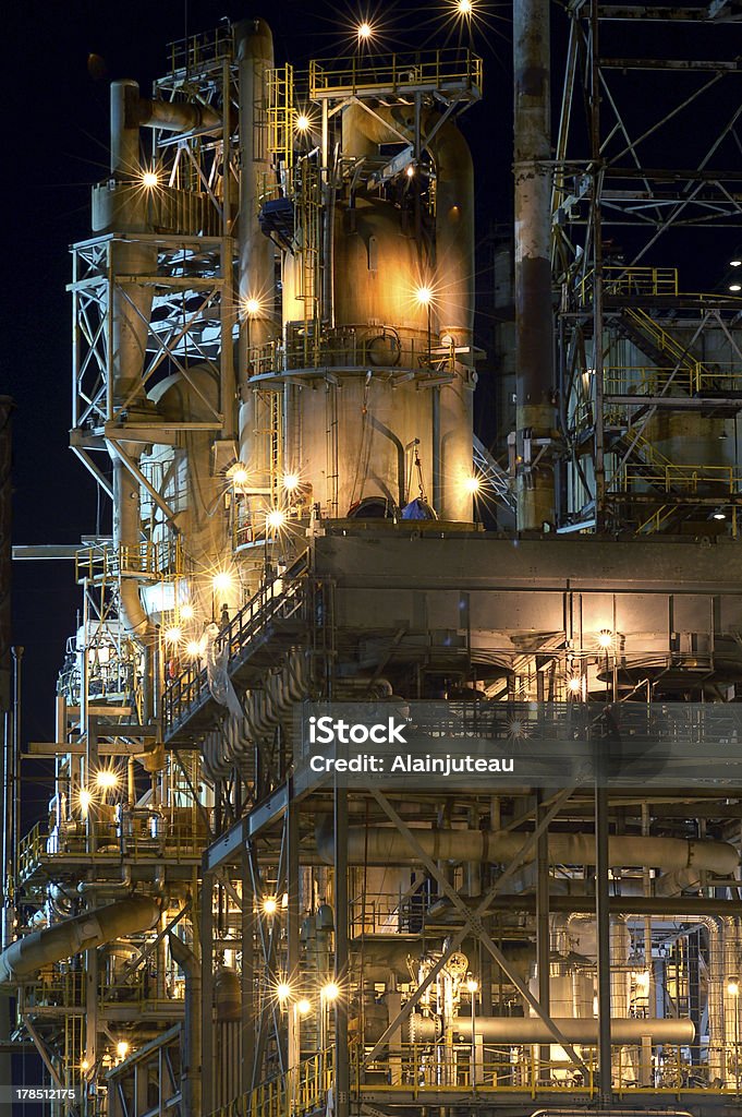 Detalle de refinería en la noche - Foto de stock de Industria libre de derechos