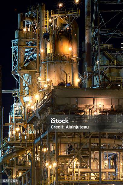 Detalle De Refinería En La Noche Foto de stock y más banco de imágenes de Industria - Industria, Montreal, Acero