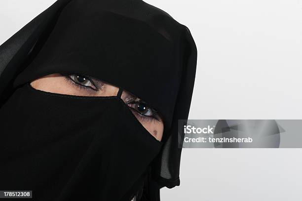 Photo libre de droit de Portrait Dune Belle Femme Moyenorient banque d'images et plus d'images libres de droit de Burqa - Burqa, 25-29 ans, Adulte