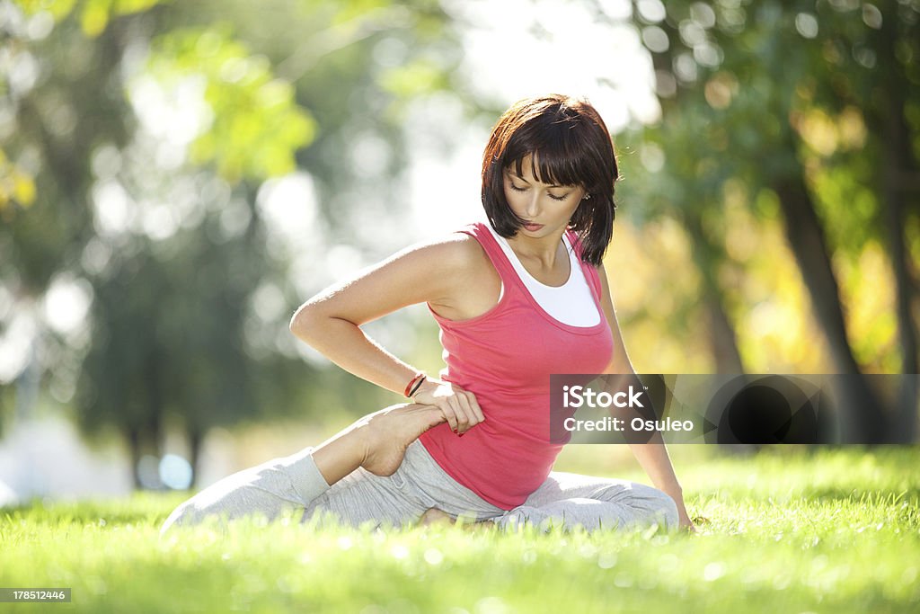 Jolie Femme faisant yoga exercices dans le parc - Photo de Activité libre de droits