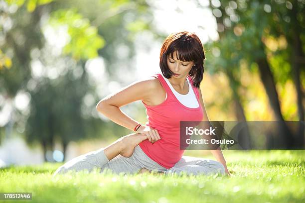 Photo libre de droit de Jolie Femme Faisant Yoga Exercices Dans Le Parc banque d'images et plus d'images libres de droit de Activité - Activité, Adulte, Aérobic