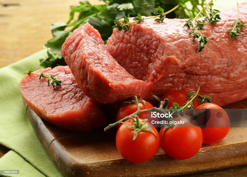 날것 소고기 고기류 on 잘라냄 의사협회 - 로열티 프리 고기 스톡 사진