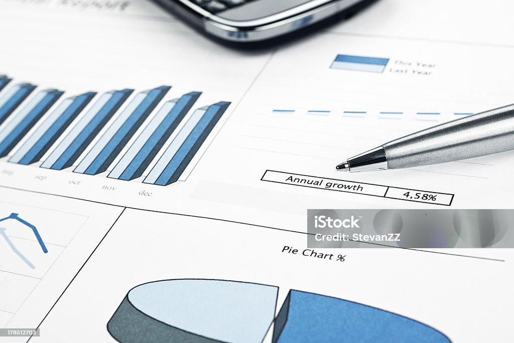 Relatório anual de crescimento estampa papel, canetas, smartphone. Mensal estatísticas. - Foto de stock de Equilíbrio royalty-free