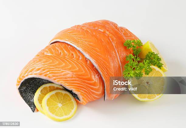 Filetto Di Salmone Crudo - Fotografie stock e altre immagini di Alimentazione sana - Alimentazione sana, Arancione, Cibo