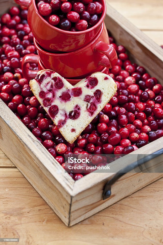 Slice of торт в форме сердца с свежий сырой Cranberries - Стоковые фото Блестящий роялти-фри