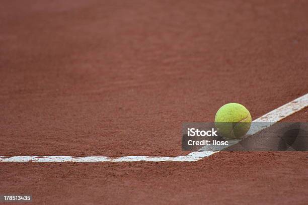 Tennis Ball On The Line — стоковые фотографии и другие картинки Без людей - Без людей, Горизонтальный, Жёлтый