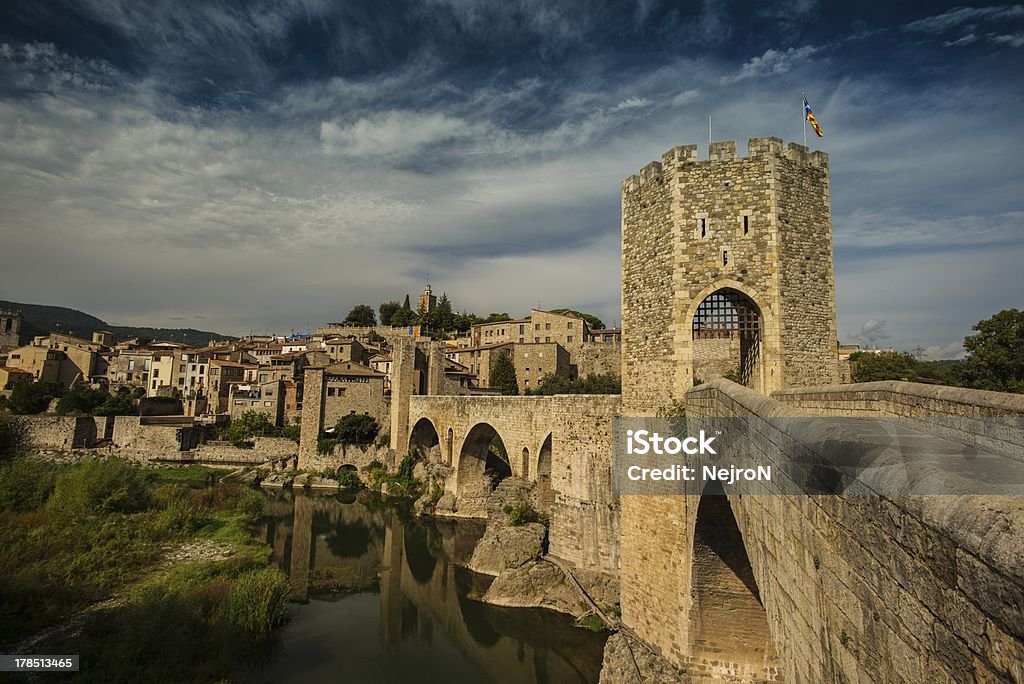 Romanico Ponte sul fiume, Besalu - Foto stock royalty-free di Besalu