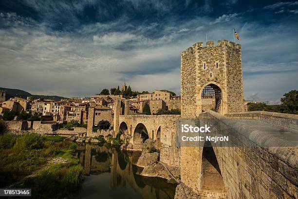 Romanico Ponte Sul Fiume Besalu - Fotografie stock e altre immagini di Besalu - Besalu, Ponte, Acqua