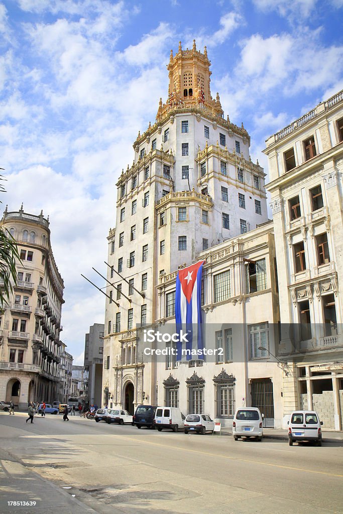 Etecsa здания в историческом центре Гавана. - Стоковые фото Автомобиль роялти-фри