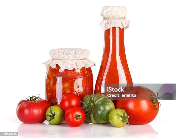 Lecho Y Salsa De Tomate En Frasco De Vidrio Foto de stock y más banco de imágenes de Aderezo - Aderezo, Alimento, Botella