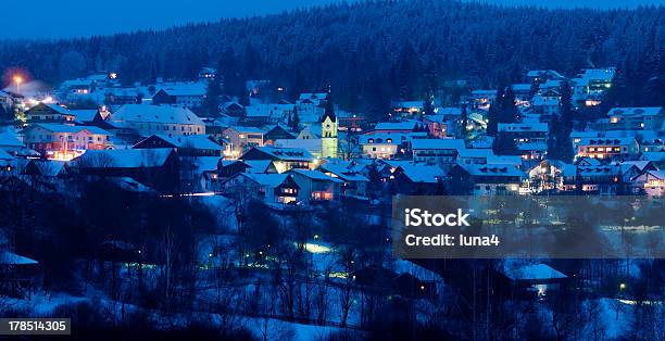 Resort Sciistico Sankt Englmar A Notte - Fotografie stock e altre immagini di Ambientazione esterna - Ambientazione esterna, Baviera, Bianco