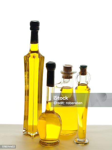 Photo libre de droit de Bouteilles Dhuile banque d'images et plus d'images libres de droit de Aliment - Aliment, Assaisonnements et vinaigrettes, Blanc