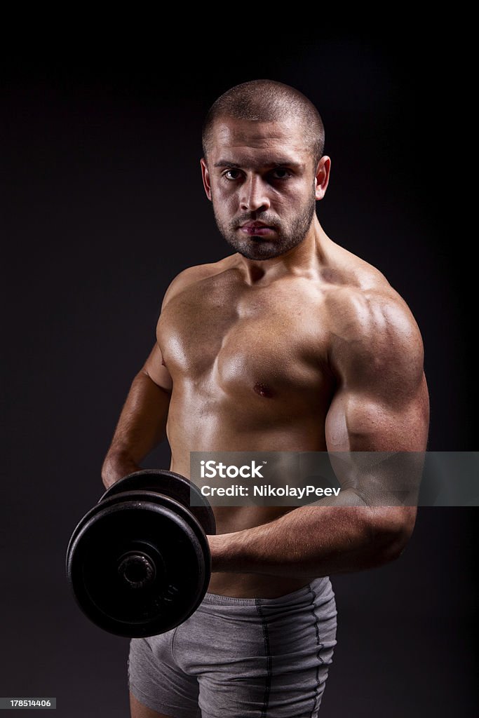 Musculaire Homme en train de soulever des poids - Photo de Adulte libre de droits