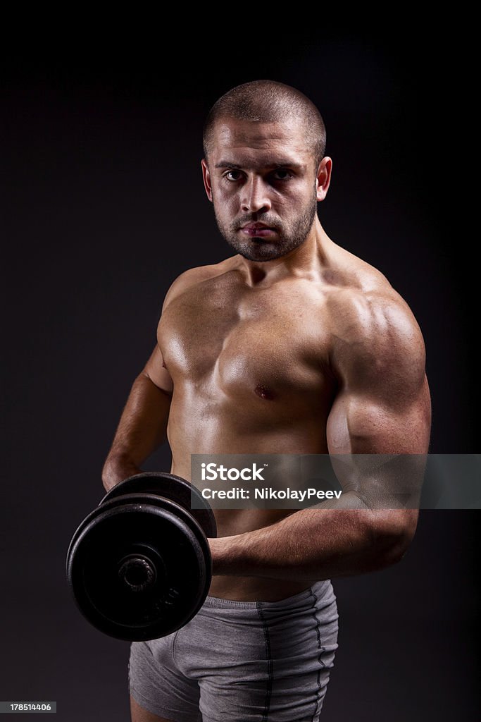 Homem Muscular levantando Pesos - Royalty-free Adulto Foto de stock