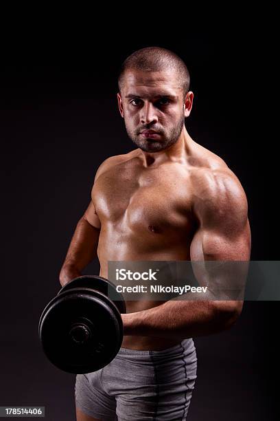Homem Muscular Levantando Pesos - Fotografias de stock e mais imagens de Adulto - Adulto, Bonito - pessoa, Bíceps