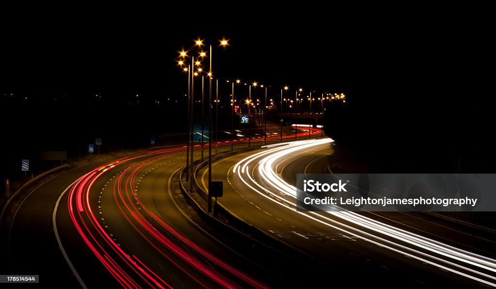 Sentieri di luce auto - Foto stock royalty-free di Attrezzatura per illuminazione