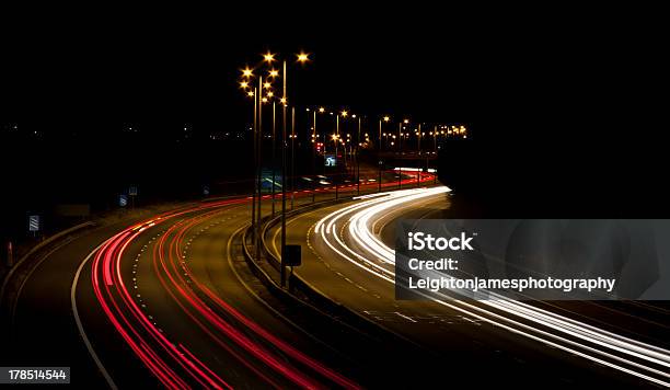 Sentieri Di Luce Auto - Fotografie stock e altre immagini di Attrezzatura per illuminazione - Attrezzatura per illuminazione, Illuminato, Notte