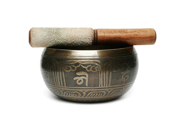 tibetano canta bowl - asia om symbol aura ayurveda fotografías e imágenes de stock