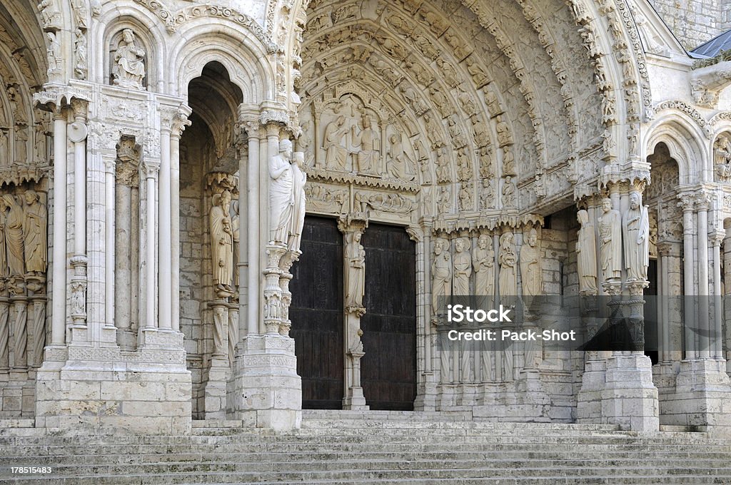 Katedra w Chartres, rzeźby na ganku - Zbiór zdjęć royalty-free (Chartres)