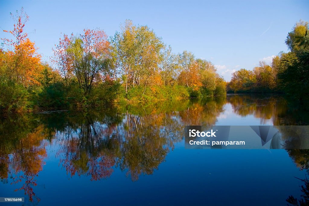 Pintoresco paisaje de otoño río y bien iluminada, de árboles, arbustos - Foto de stock de Agua libre de derechos