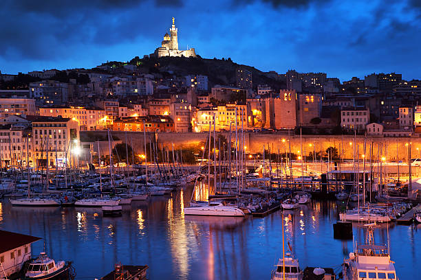 marseille, frança panorama de noite, o porto, e a catedral. - marseille notre dame de la garde tower cathedral - fotografias e filmes do acervo