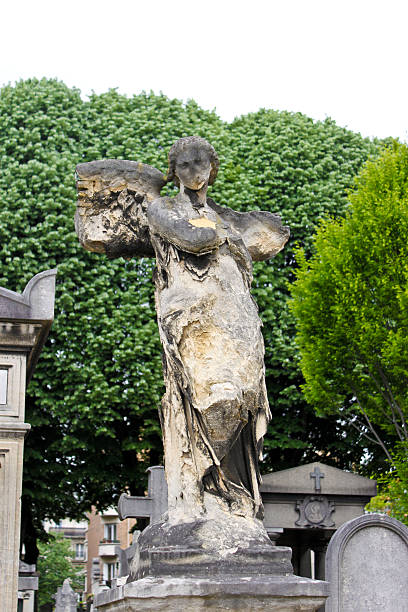 istock old angel tombstone 178515974