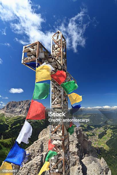 Foto de Montanha Cross Com Bandeiras e mais fotos de stock de Alpes europeus - Alpes europeus, Alto - Descrição Geral, Alto Ádige