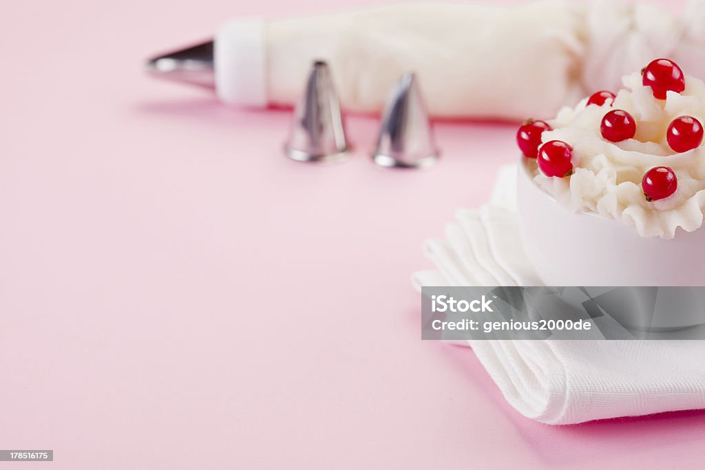 Кремовый десерт с currants - Стоковые фото Без людей роялти-фри