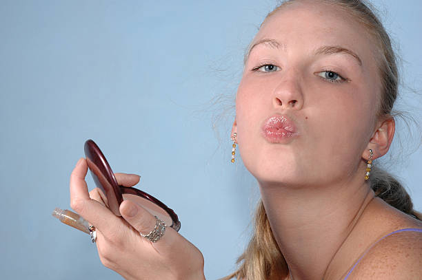 maquiagem 3 - mirror women kissing human face - fotografias e filmes do acervo