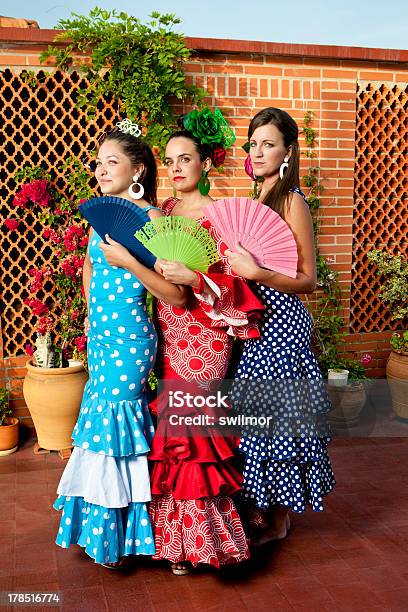 Las Mujeres En Vestidos Andaluz Ventiladores De Retención Foto de stock y más banco de imágenes de Abanico