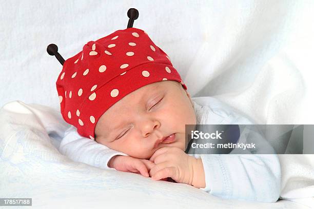 Bebé Dormir Foto de stock y más banco de imágenes de Recién nacido - 0-1 mes - Recién nacido - 0-1 mes, Acostado boca abajo, Bebé