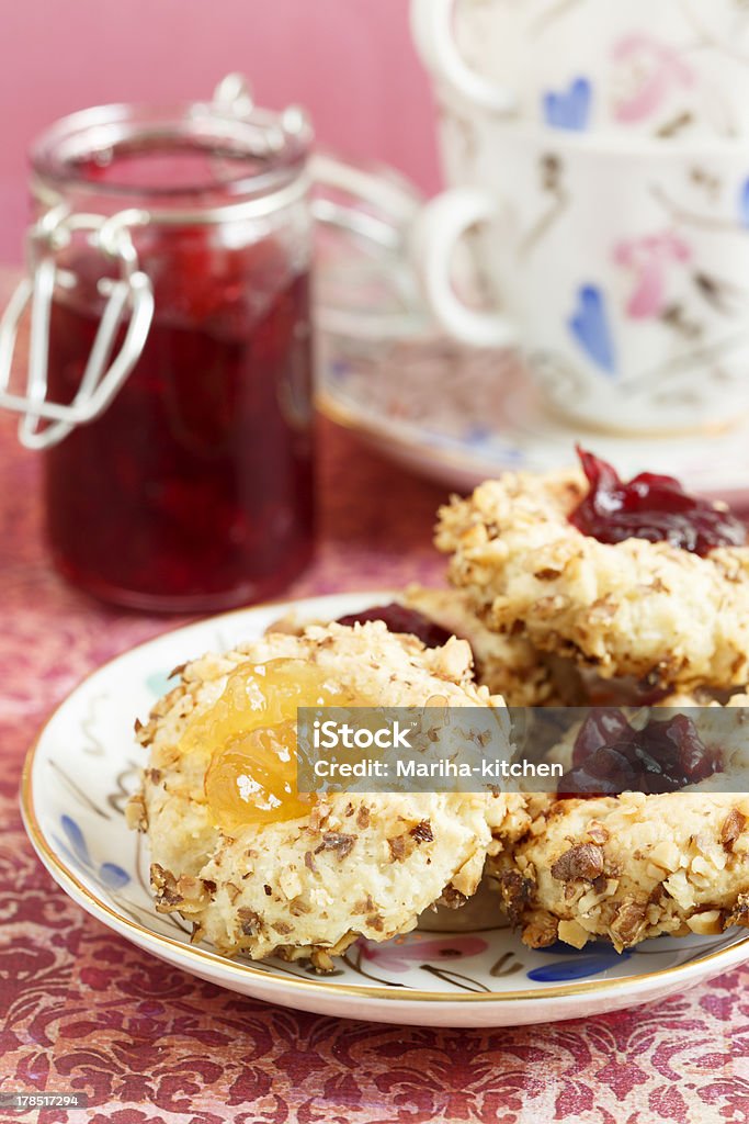 Las cookies Jalea de frutas y tuerca - Foto de stock de Al horno libre de derechos